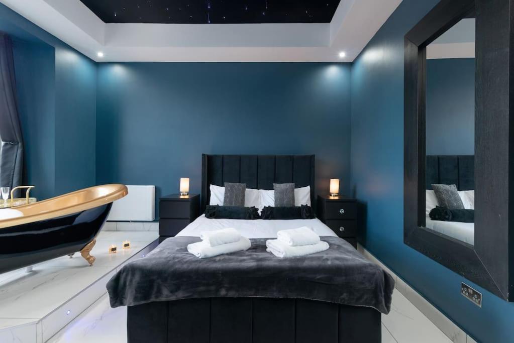 Spacious Modern Centre Castle Views