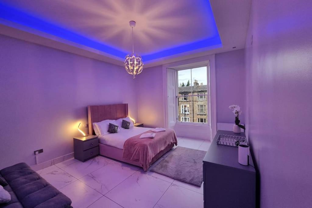 Spacious Modern Centre Castle Views *