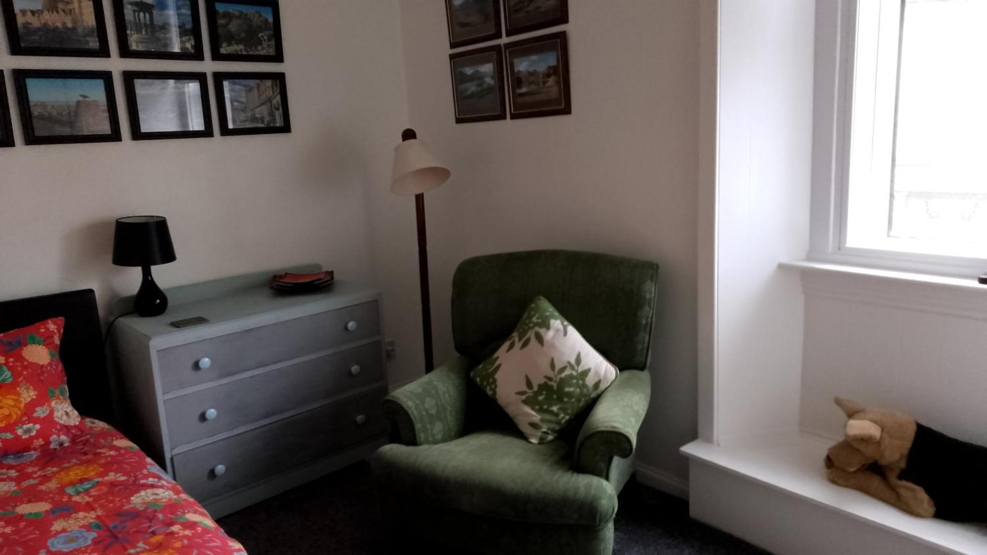 Two Bedroom With Free Side Street Parking 24 Apartment
