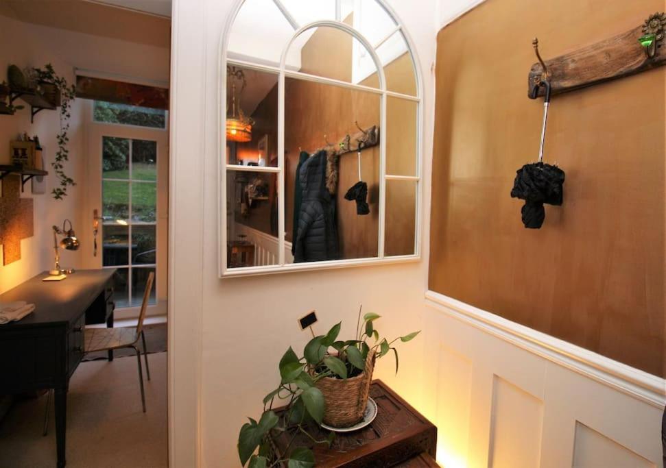Apartment Holyrood Park: Lush & Arty 2 Double Bed Flat