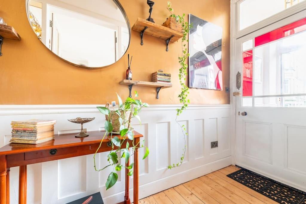 Holyrood Park: Lush & Arty 2 Double Bed Flat * Edinburgh