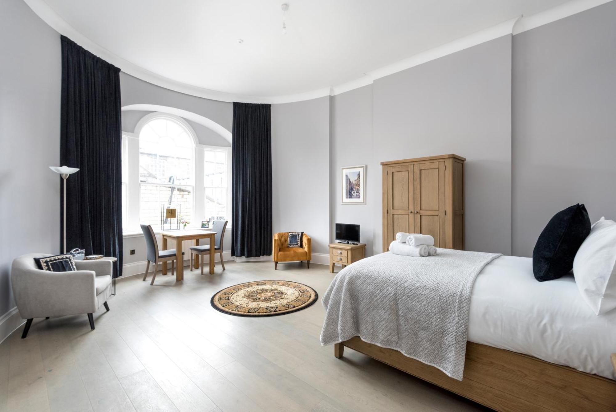 Modern George Street Sleeping 2 *