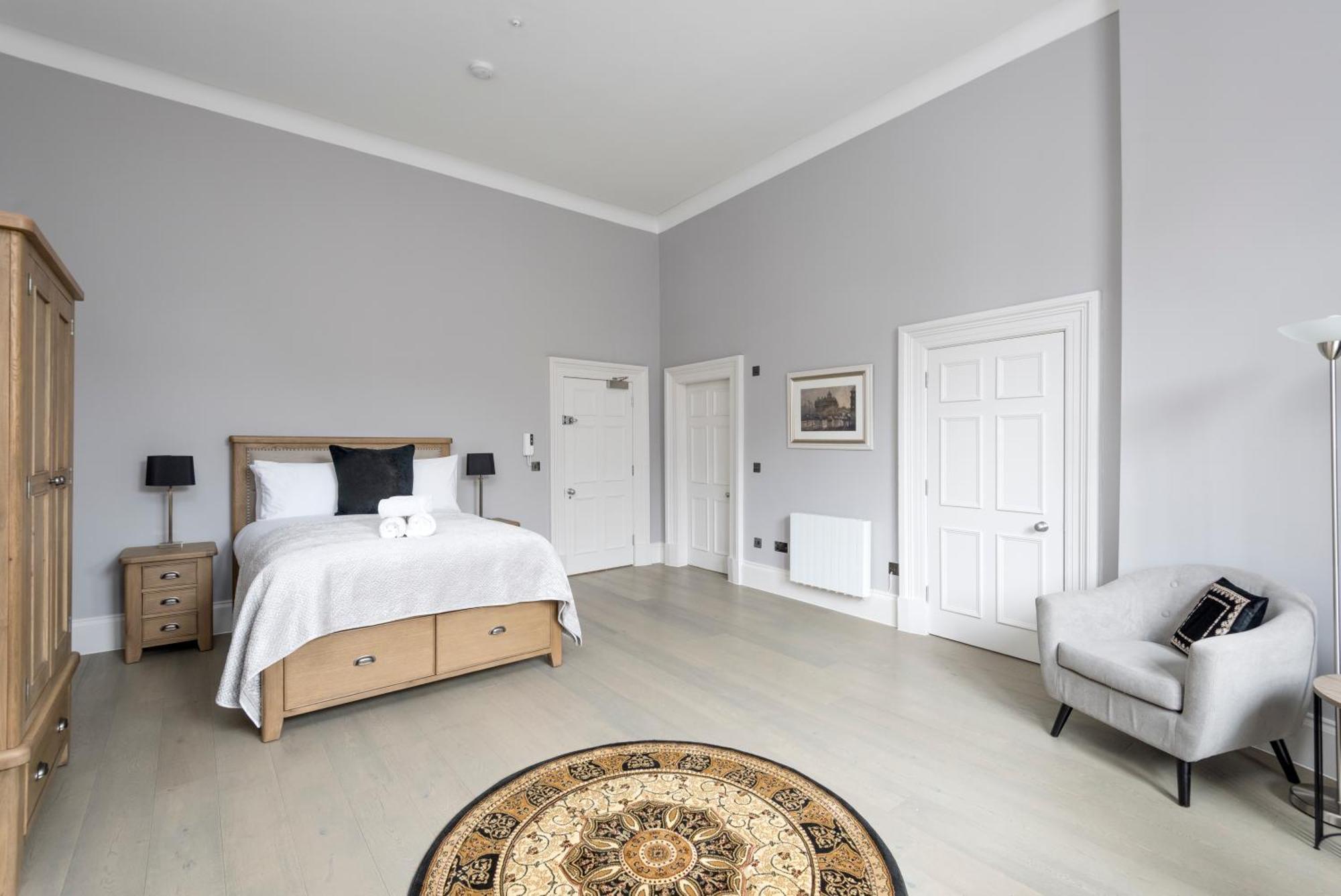 Modern George Street Sleeping 2 *