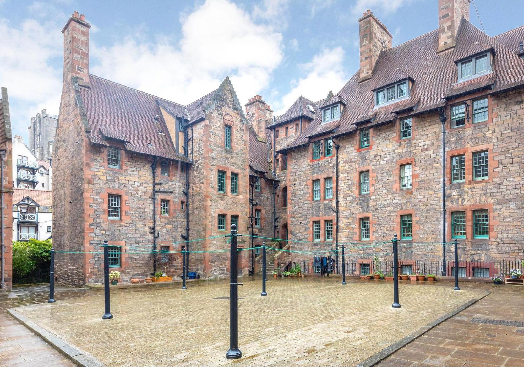 Apartment The Well Court *