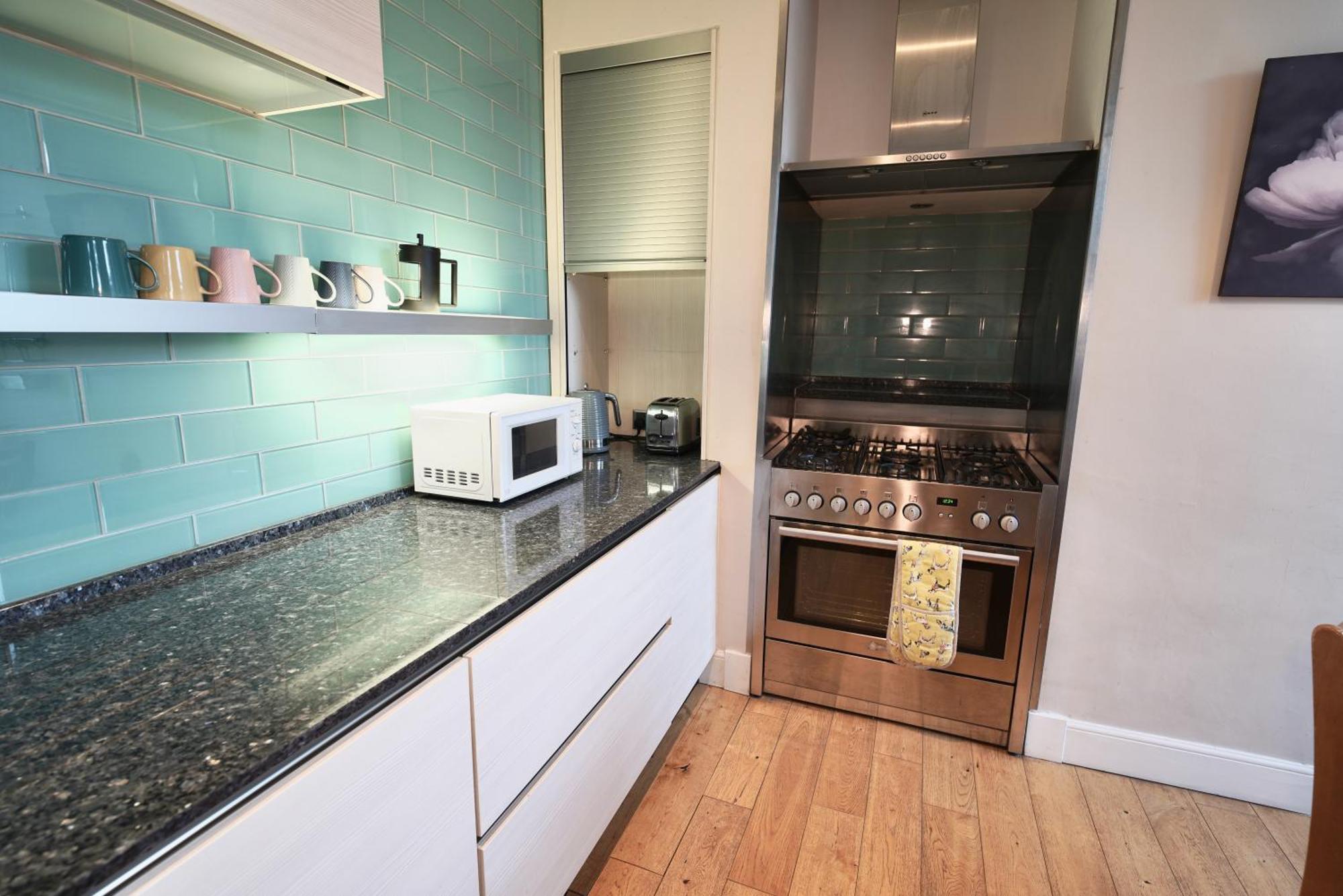 Spacious 2 Bed Next To Royal Mile & Waverley *