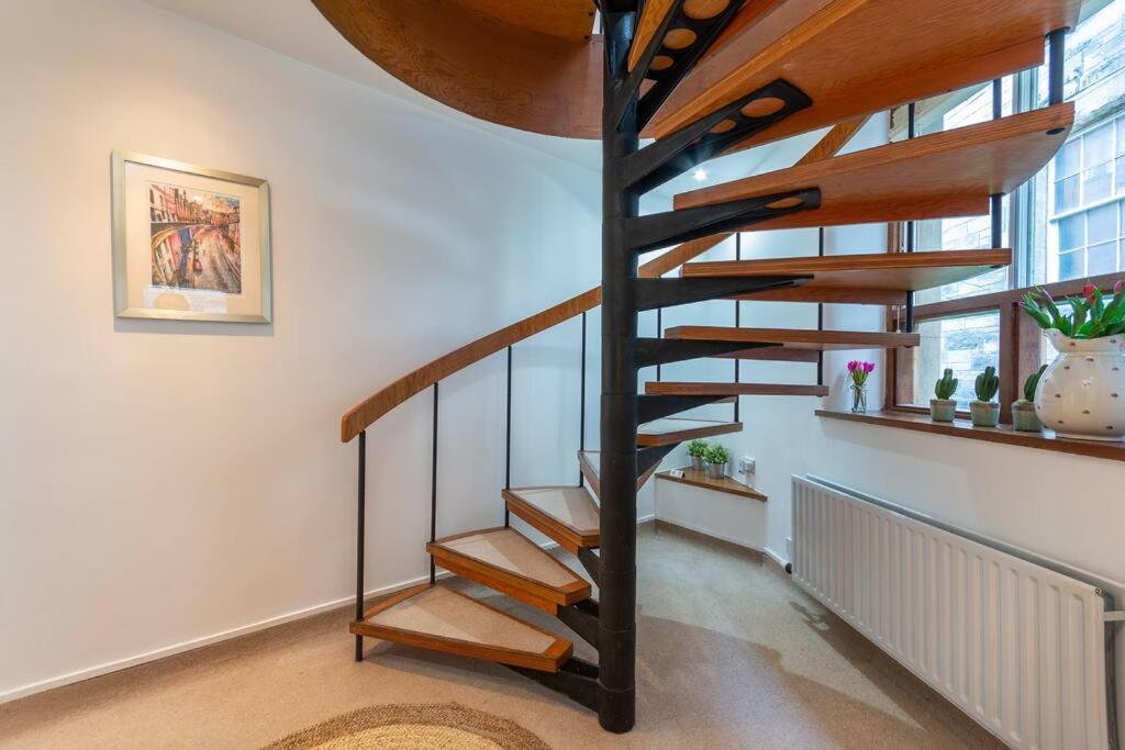 The Converted Stables - A Characterful Mews House Edinburgh