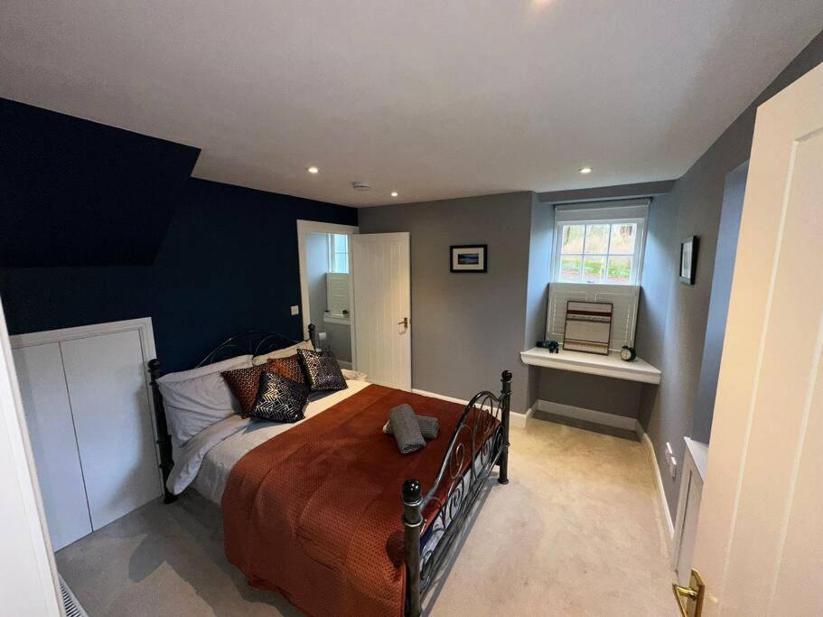 The Gate House - 3 Bed & Parking Villa *