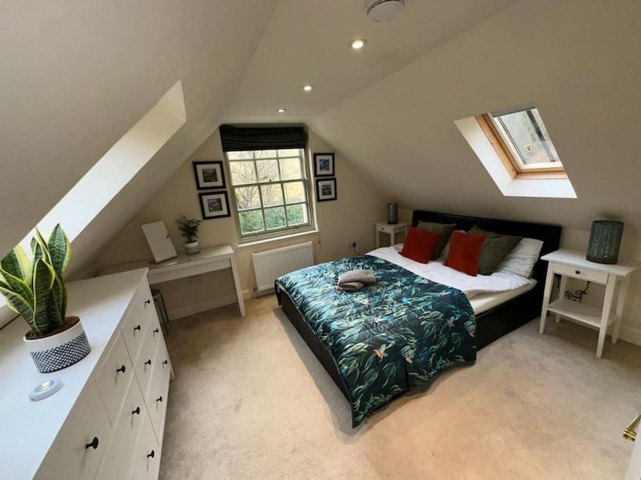The Gate House - 3 Bed & Parking Villa *