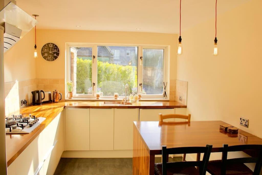 Arthur St - Spacious 3br House W Parking In Leith Apartment