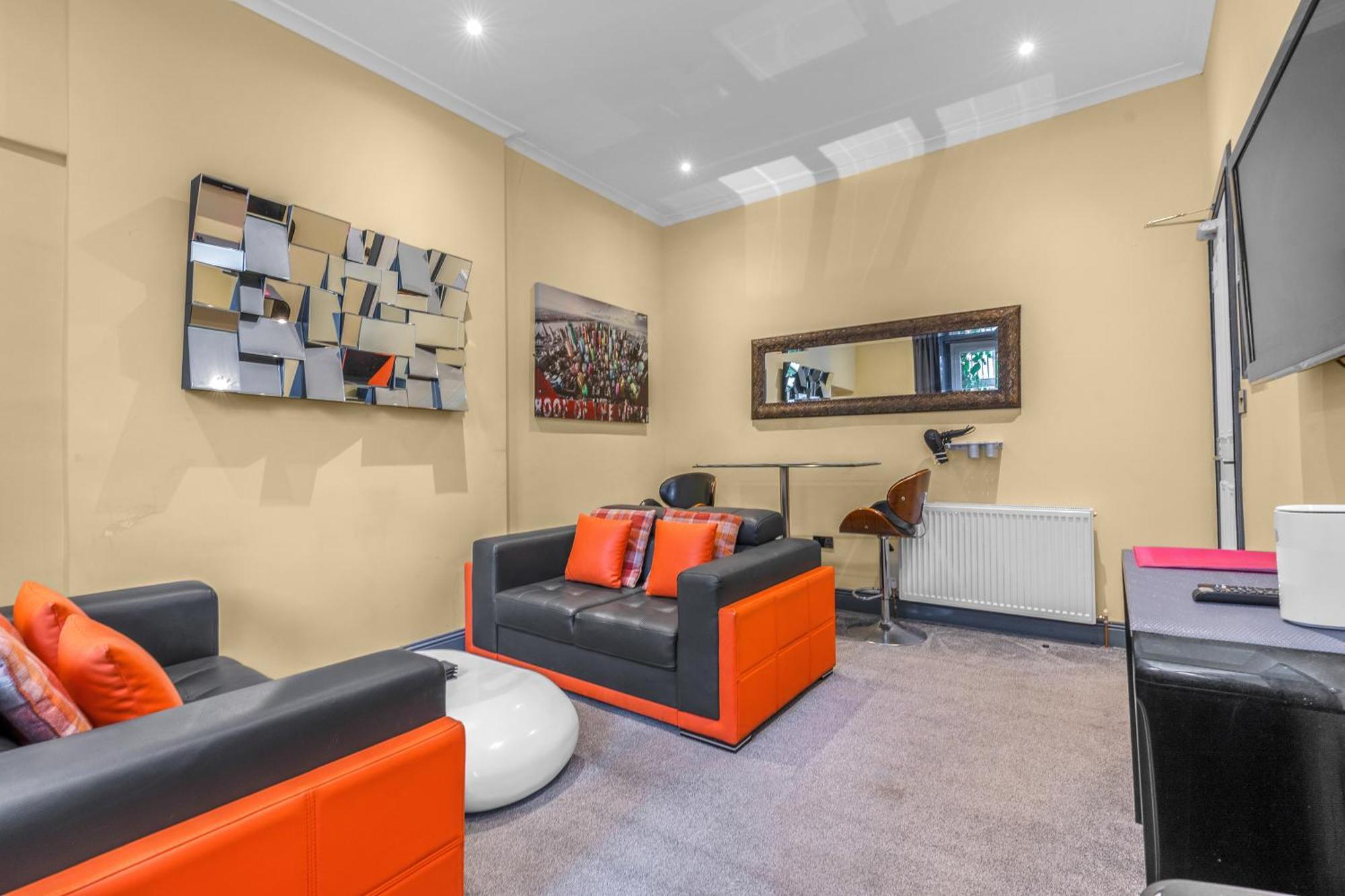 Cosy Modern Centre Flat *