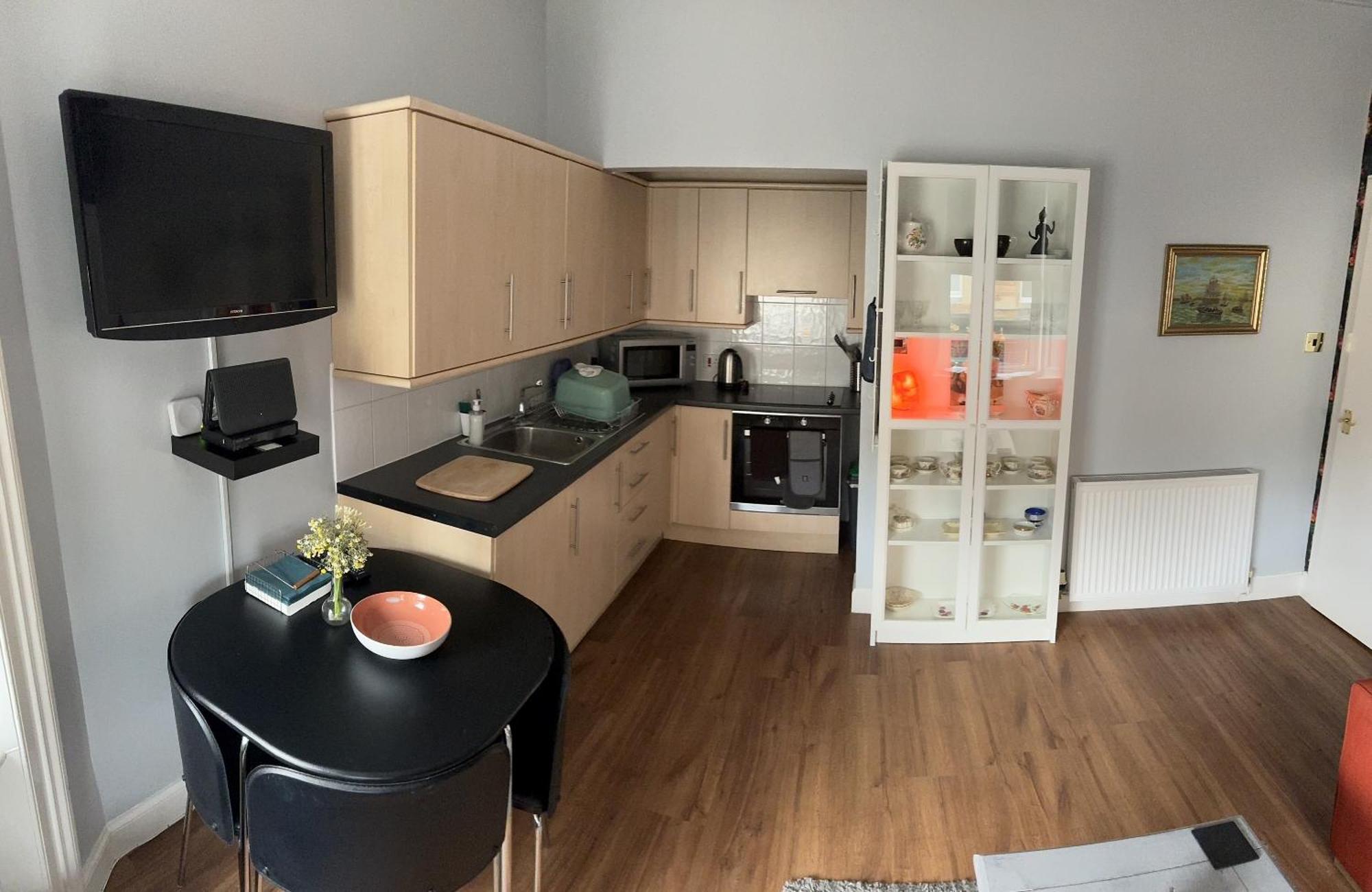 Two Bedroom With Free Side Street Parking 24 *