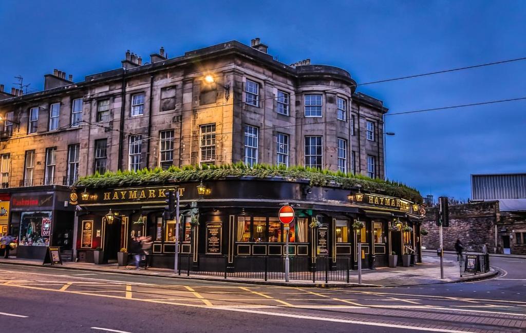 1 Bedrooms Flat In Haymarket, Heart Of Flat Sleeps 4 , *