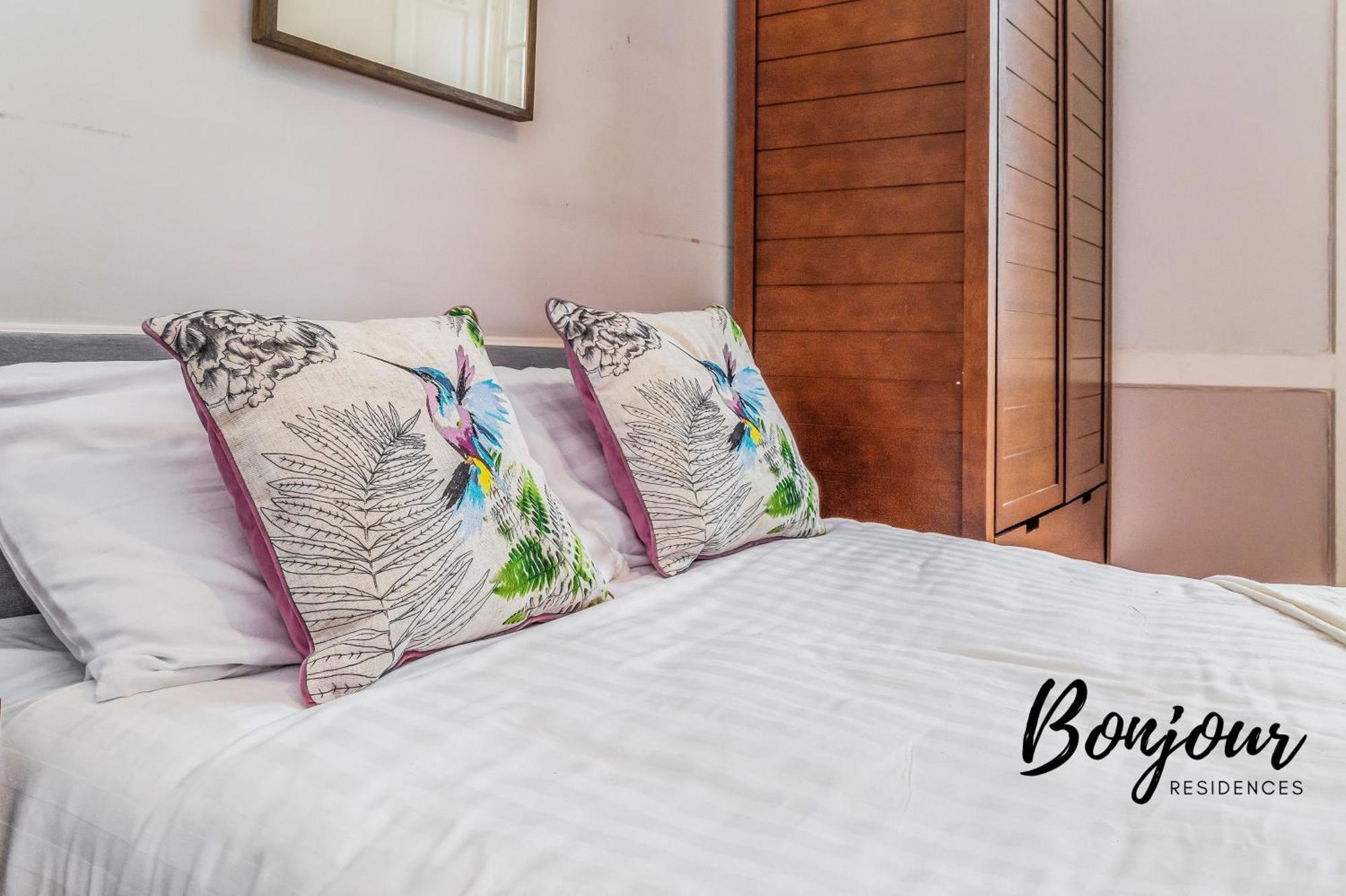 Belleville Central St James Quarter Free Offsite Parking & Views By Bonjour Residences Apartment