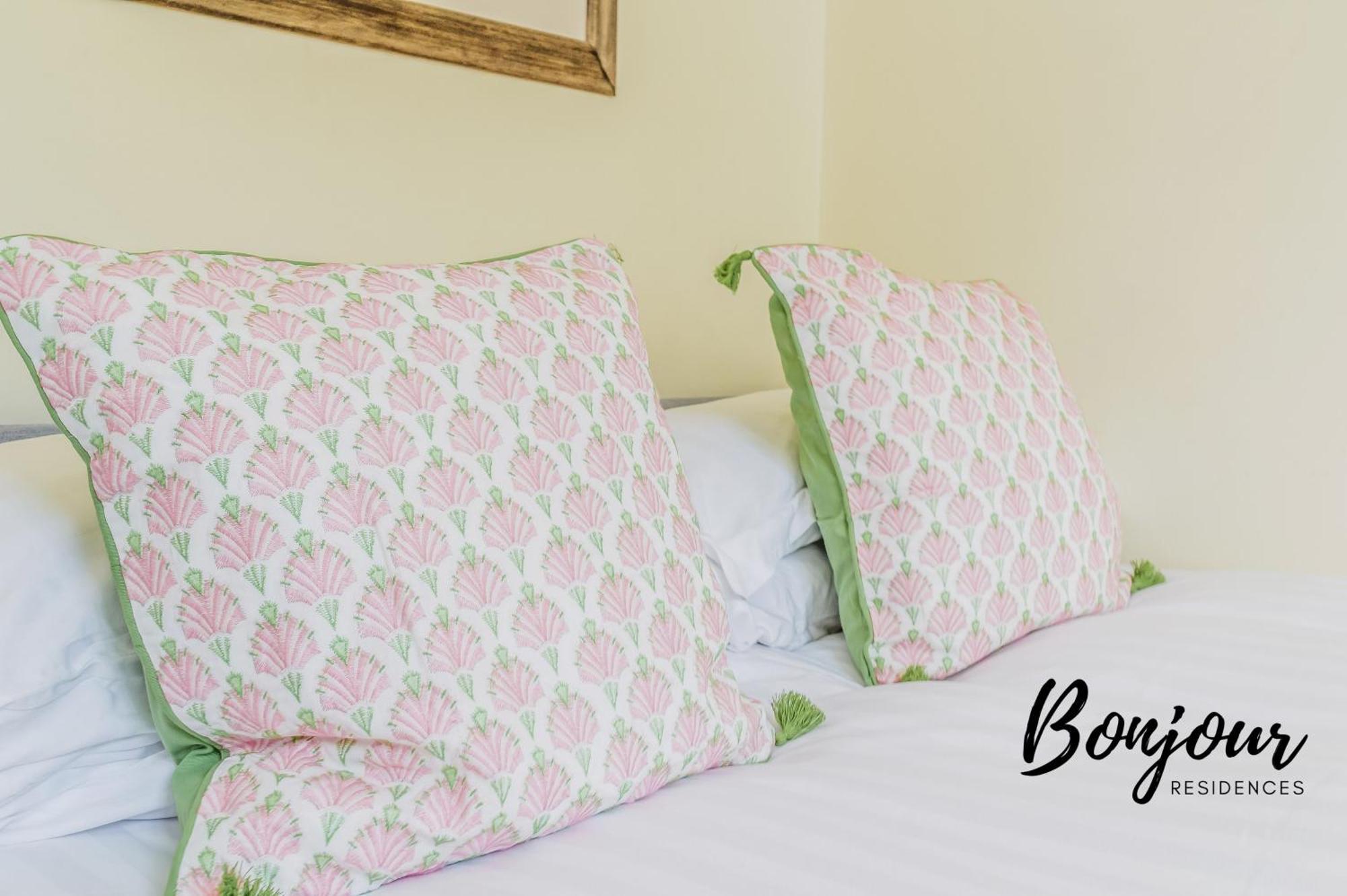 Belleville Central St James Quarter Free Offsite Parking & Views By Bonjour Residences Apartment