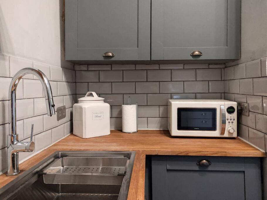 Beautiful Georgian New Town 2 Bed Apartment *