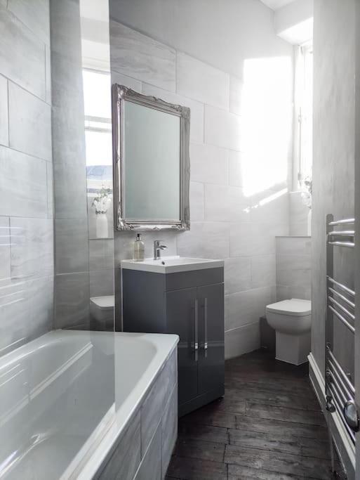 Beautiful Georgian New Town 2 Bed Apartment *