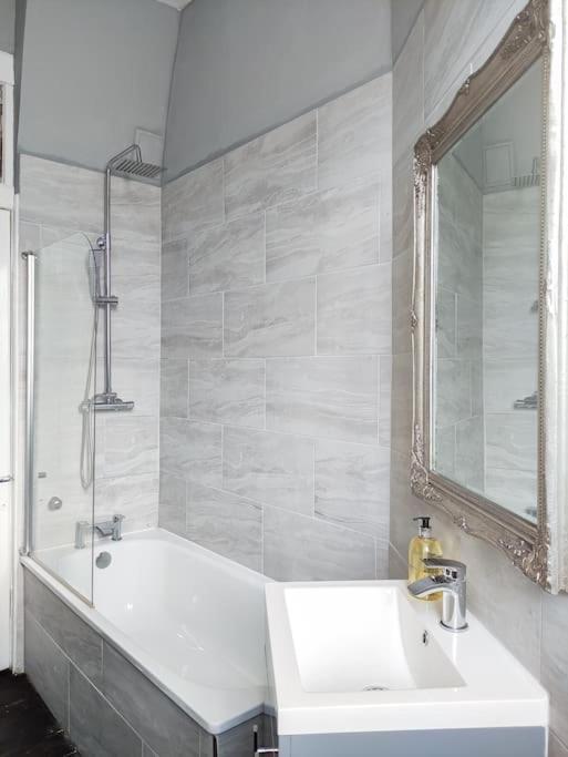 Apartment Beautiful Georgian New Town 2 Bed EDI