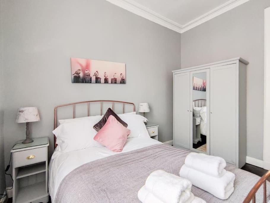 Beautiful Georgian New Town 2 Bed Apartment *