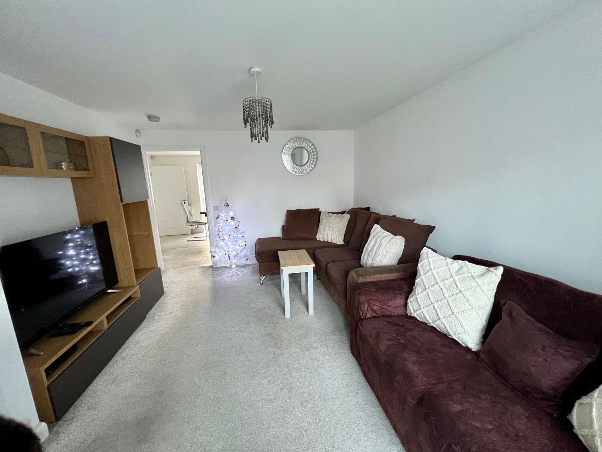Beautiful 4-bedroom House With Private Garden & Parking