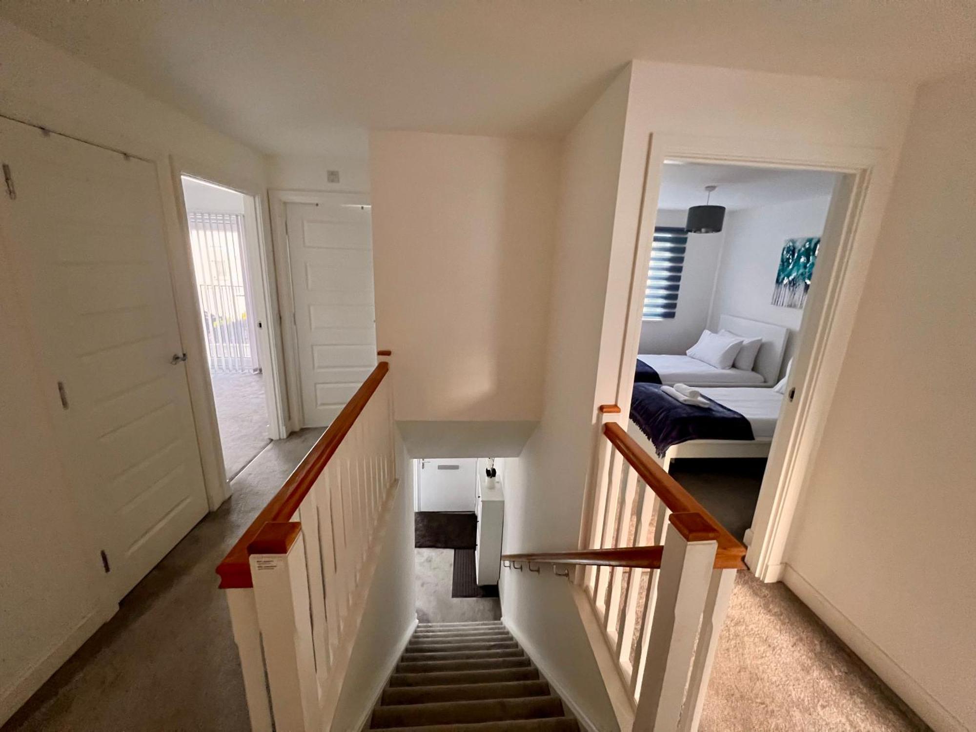 Hébergement de vacances Beautiful 4-bedroom House With Private Garden & Parking