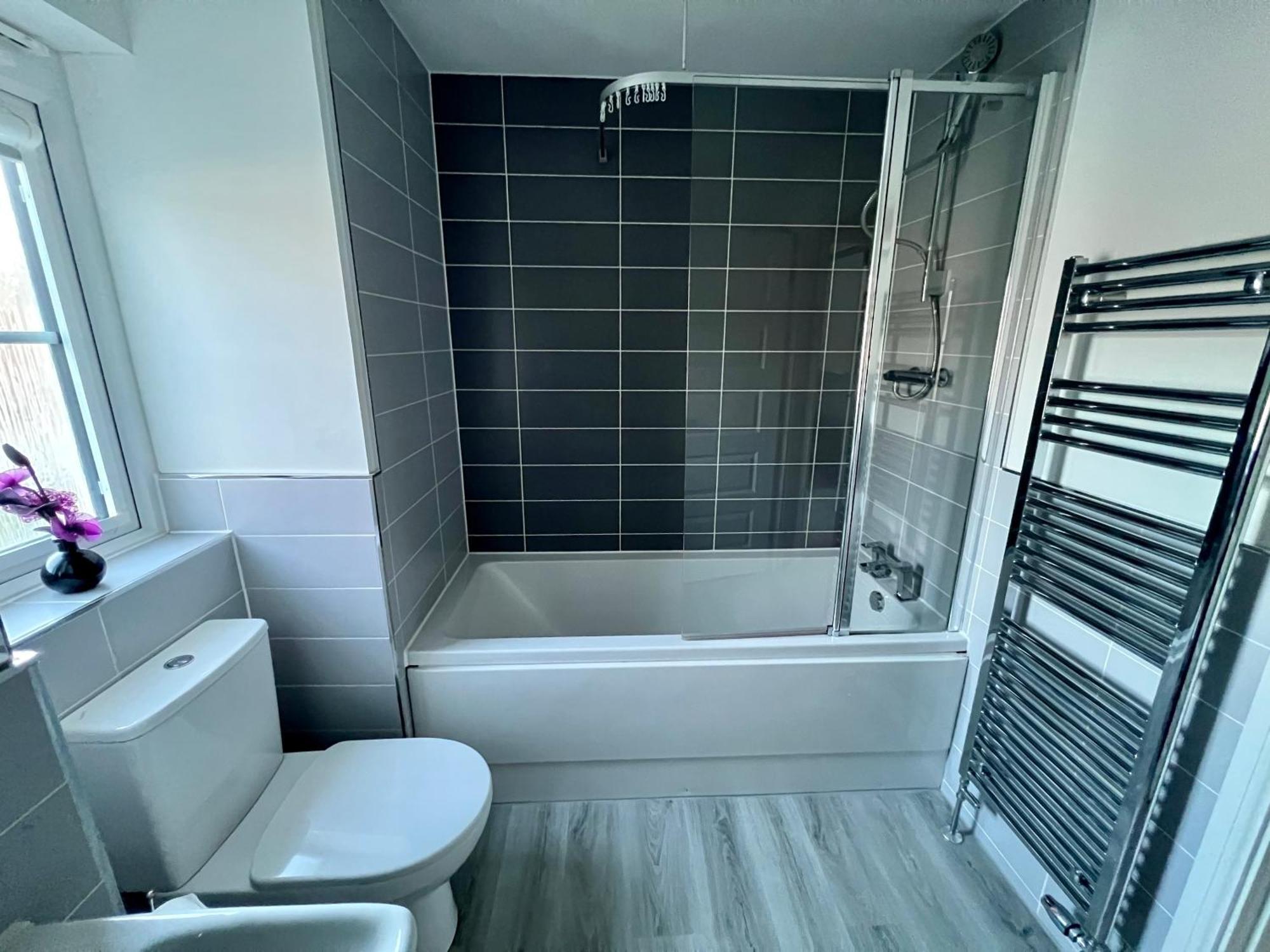 Hébergement de vacances Beautiful 4-bedroom House With Private Garden & Parking