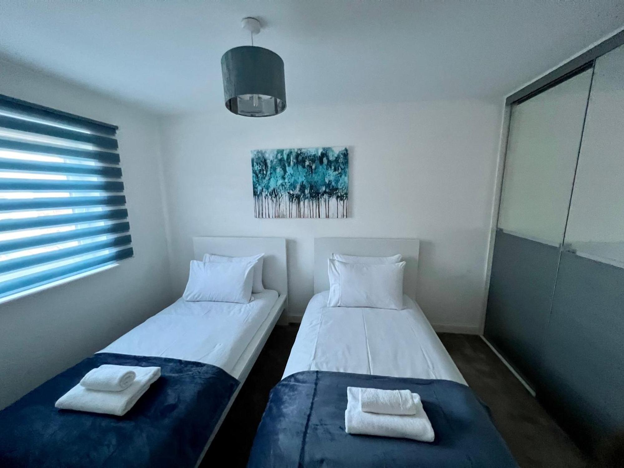 Hébergement de vacances Beautiful 4-bedroom House With Private Garden & Parking *