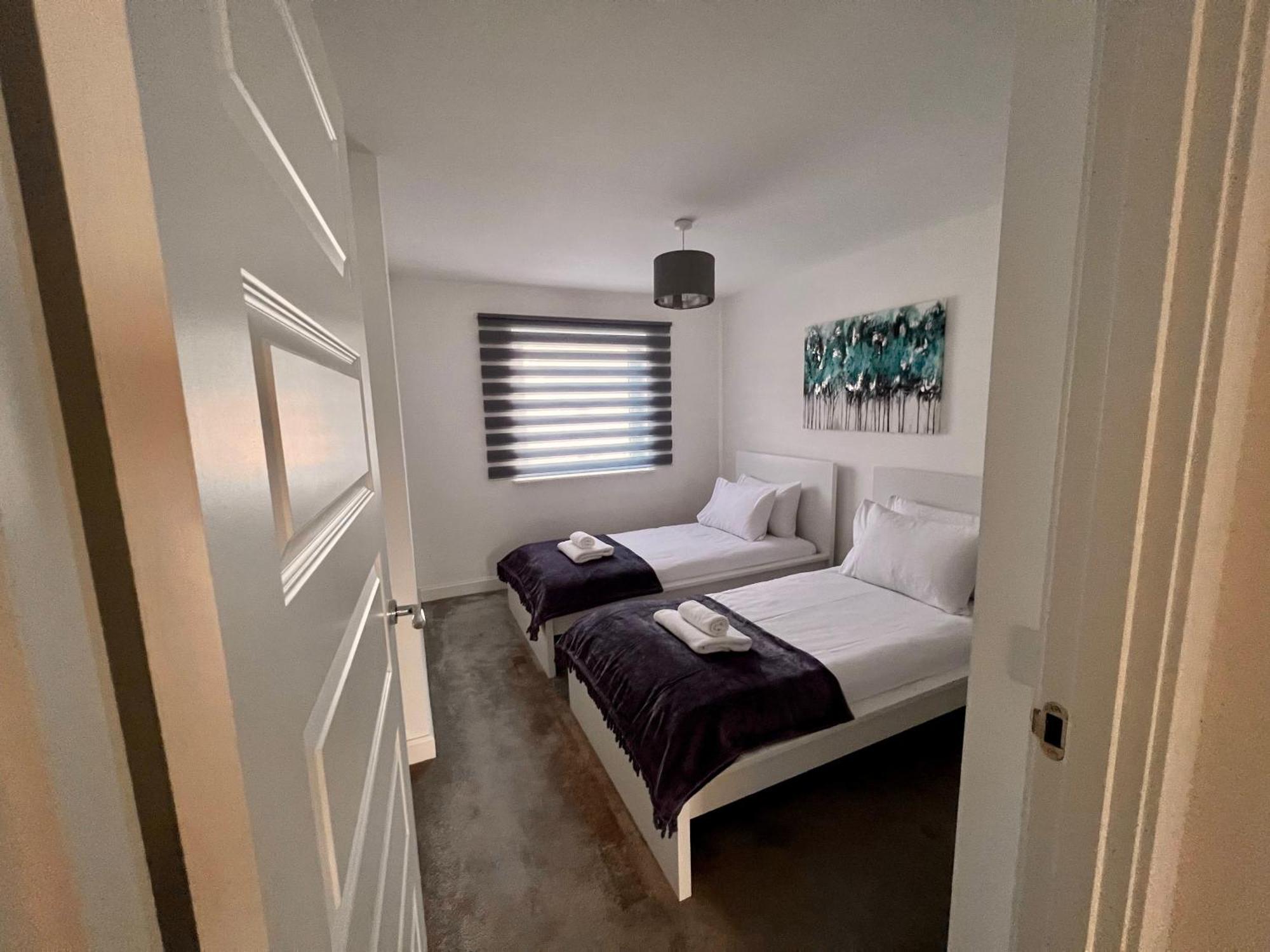 Beautiful 4-bedroom House With Private Garden & Parking Hébergement de vacances