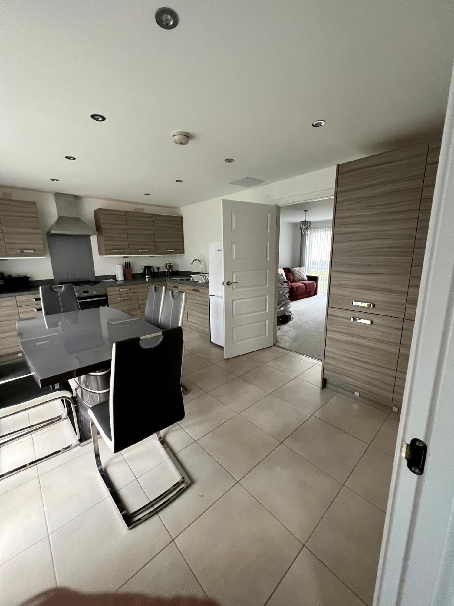 Beautiful 4-bedroom House With Private Garden & Parking