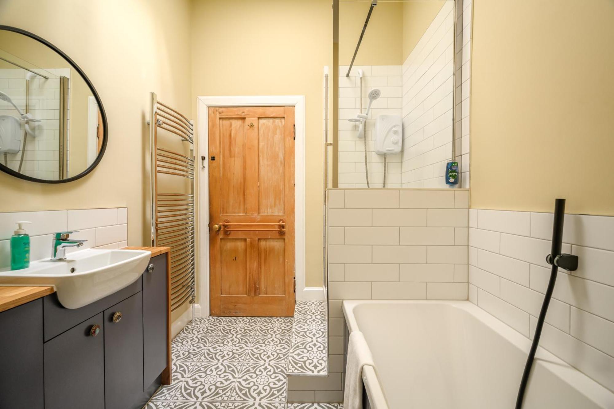 Appartement 5-br 3-bth Newington - Modern & Spacious