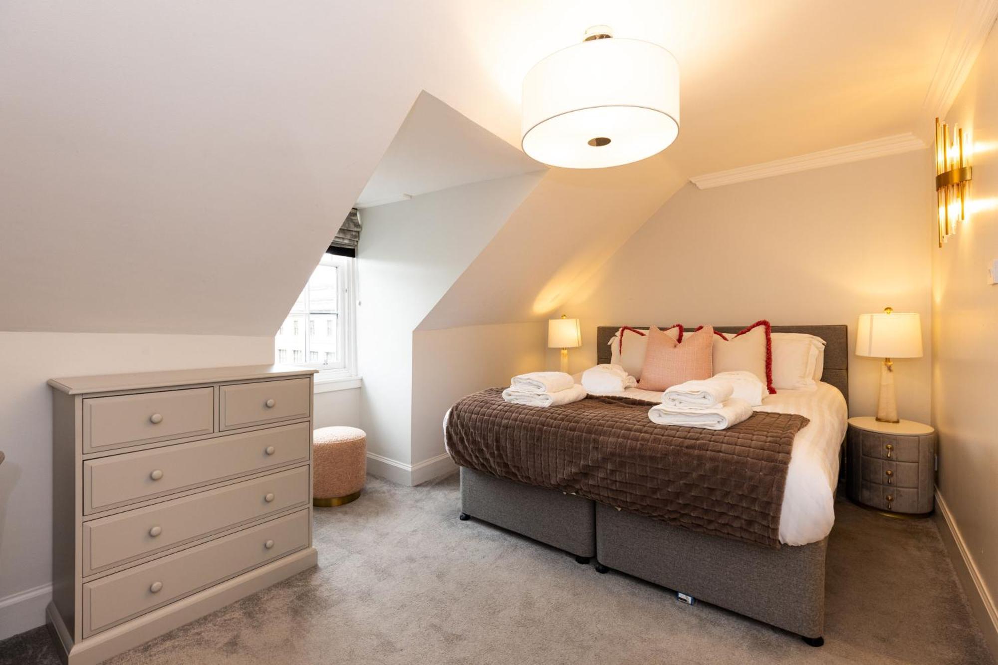 Righ - Luxurious Centre Three Bedroom