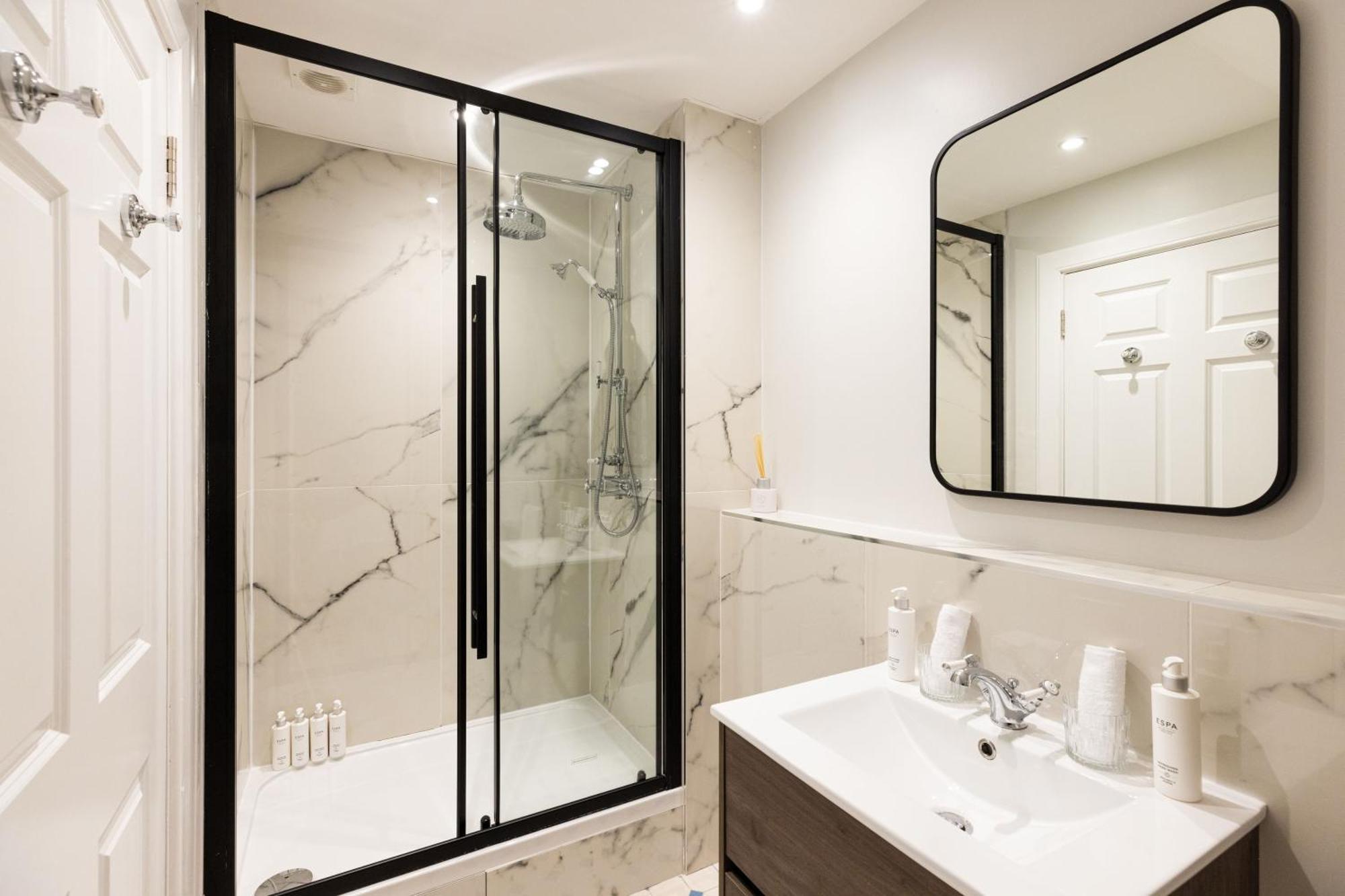 Righ - Luxurious Centre Three Bedroom Apartment