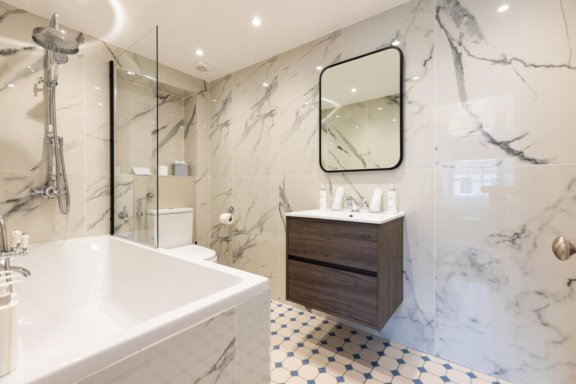 Righ - Luxurious Centre Three Bedroom Apartment *