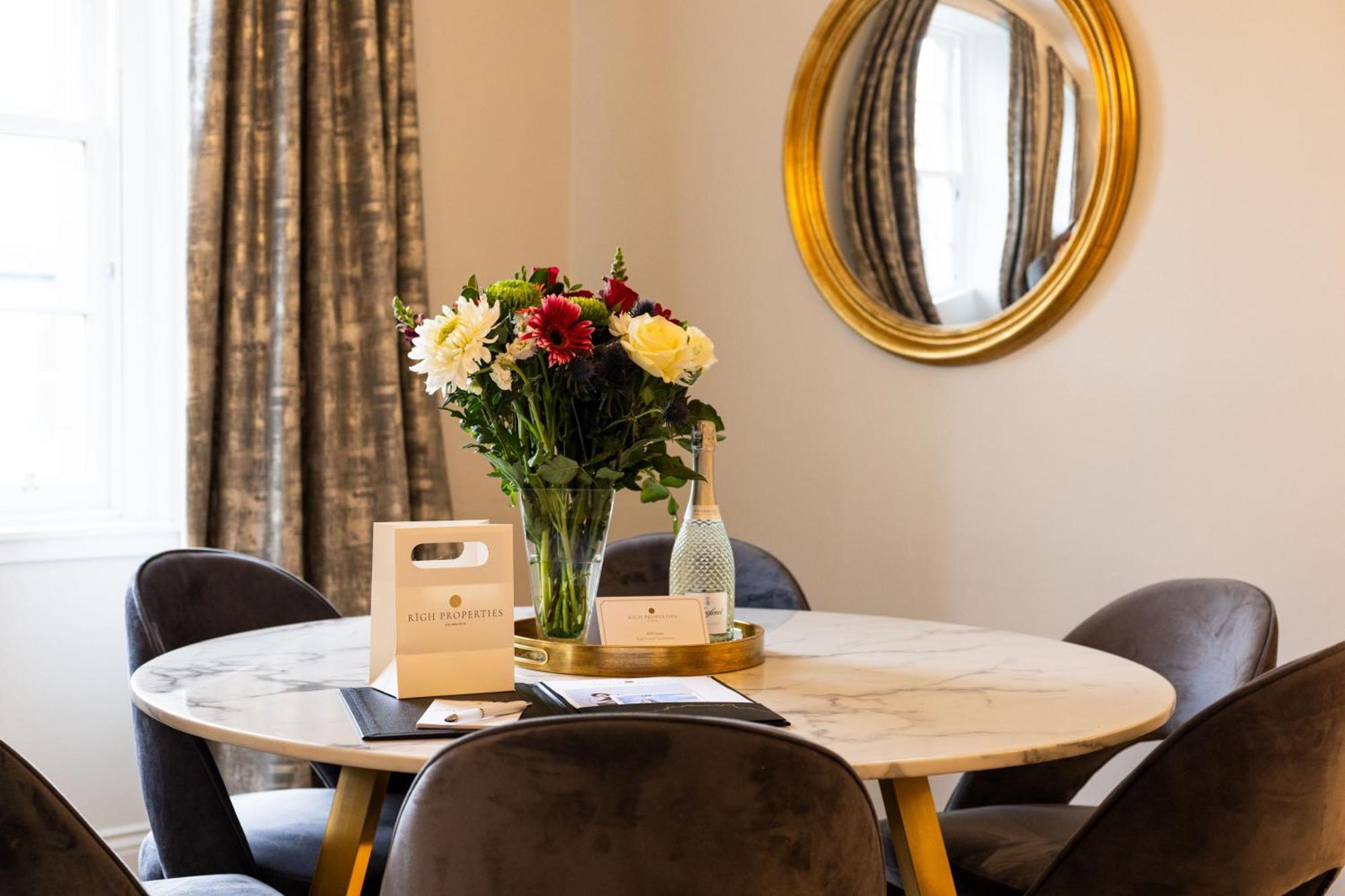 Righ - Luxurious Centre Three Bedroom Apartment *