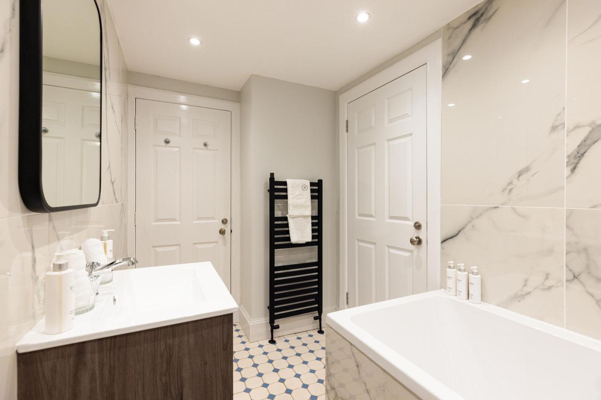 Righ - Luxurious Centre Three Bedroom
