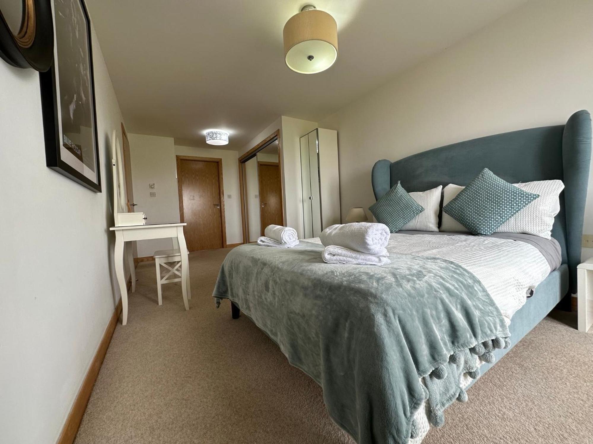 Modern Specious Three Bedroom In Apartment *