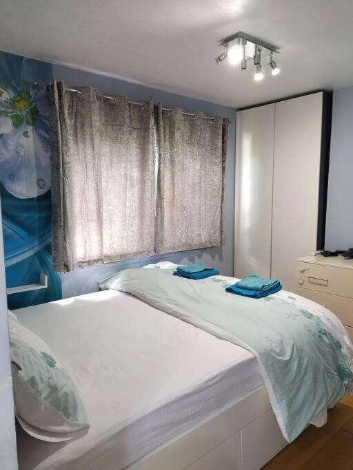 Studio Flat, Frequent Buses, 1-minute Walk To Bus Stop, 15 Minutes To City Center Edinburgh
