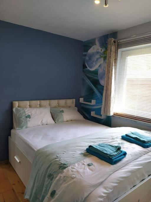 Apartment Studio Flat, Frequent Buses, 1-minute Walk To Bus Stop, 15 Minutes To City Center