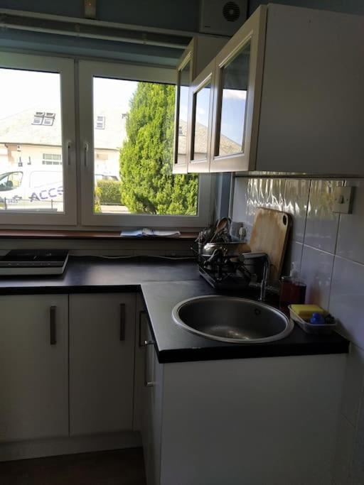 Studio Flat, Frequent Buses, 1-minute Walk To Bus Stop, 15 Minutes To City Center EDI