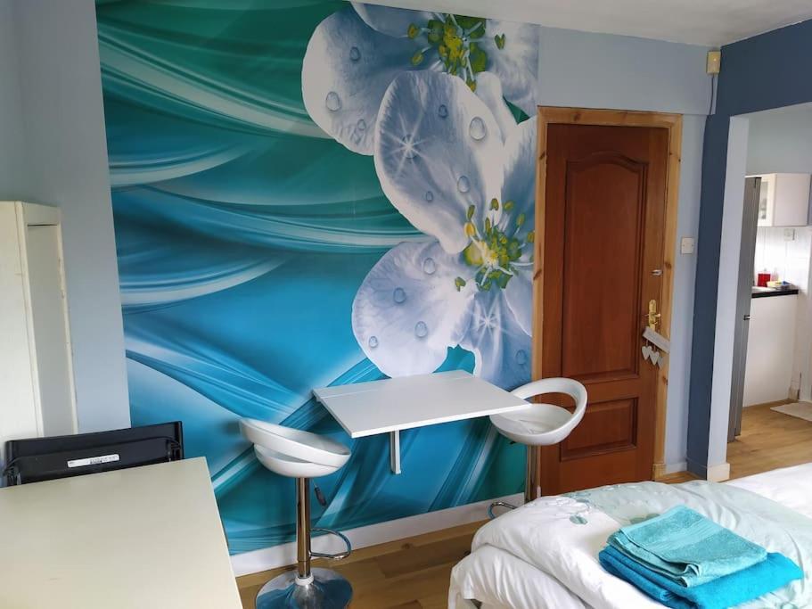 Studio Flat, Frequent Buses, 1-minute Walk To Bus Stop, 15 Minutes To City Center * EDI