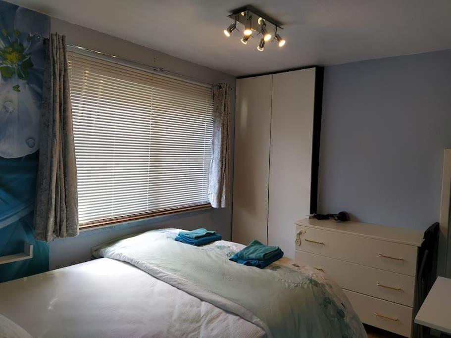 Studio Flat, Frequent Buses, 1-minute Walk To Bus Stop, 15 Minutes To City Center * EDI