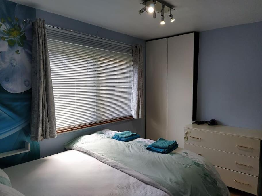 Studio Flat, Frequent Buses, 1-minute Walk To Bus Stop, 15 Minutes To City Center EDI