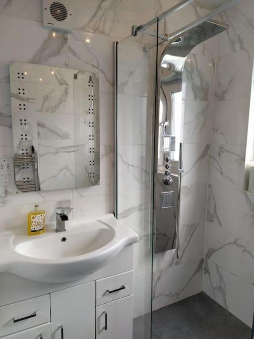 Studio Flat, Frequent Buses, 1-minute Walk To Bus Stop, 15 Minutes To City Center Apartment