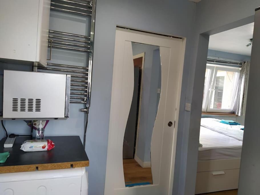 Apartment Studio Flat, Frequent Buses, 1-minute Walk To Bus Stop, 15 Minutes To City Center *