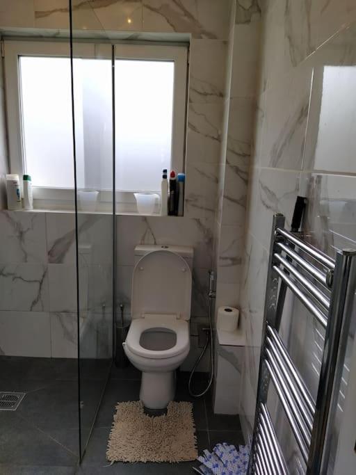Studio Flat, Frequent Buses, 1-minute Walk To Bus Stop, 15 Minutes To City Center Apartment *