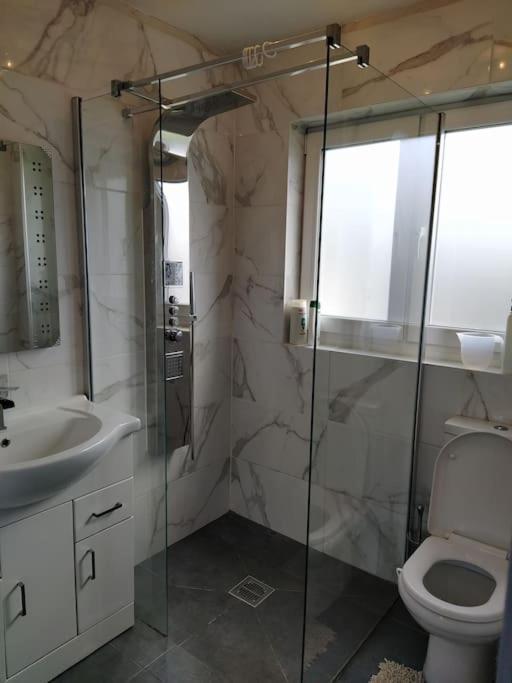 Apartment Studio Flat, Frequent Buses, 1-minute Walk To Bus Stop, 15 Minutes To City Center EDI