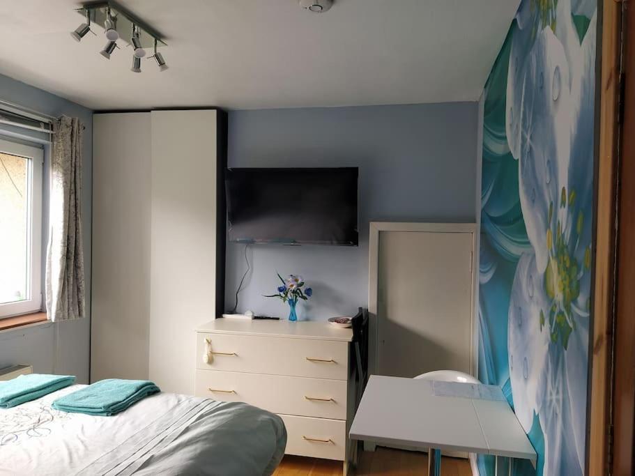 Studio Flat, Frequent Buses, 1-minute Walk To Bus Stop, 15 Minutes To City Center Apartment