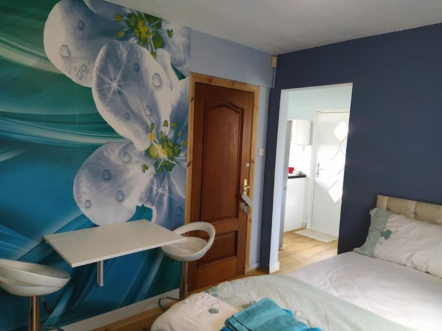 Studio Flat, Frequent Buses, 1-minute Walk To Bus Stop, 15 Minutes To City Center Apartment *