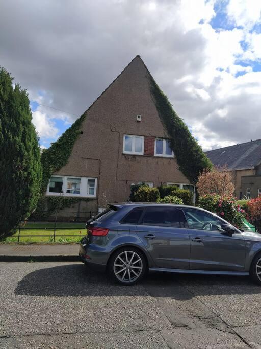 Studio Flat, Frequent Buses, 1-minute Walk To Bus Stop, 15 Minutes To City Center EDI