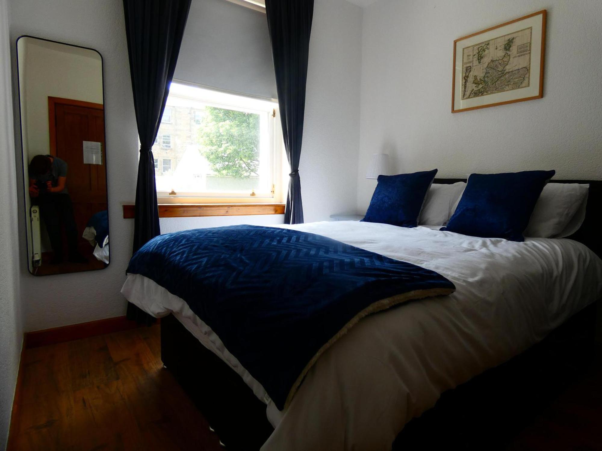 2-bed Flat In * Edinburgh