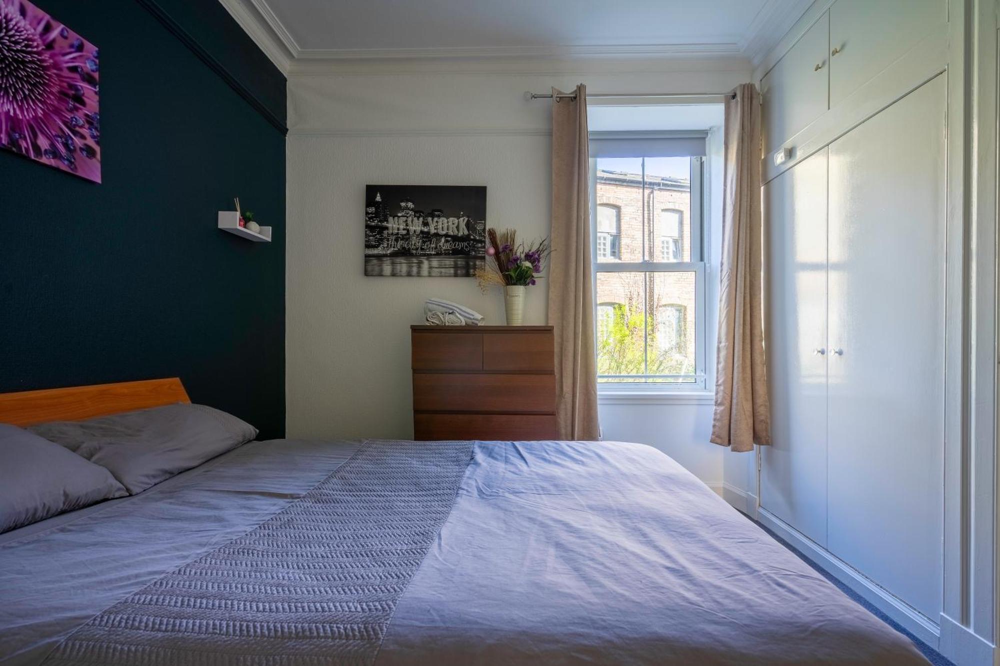 The Eden Apartment, Center